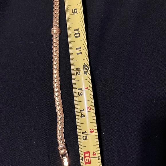 Elegant Gold-Tone Necklace - Picture 3 of 3